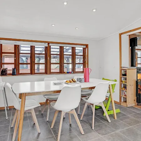 3 Bedroom Amazing In Semesterbostad *